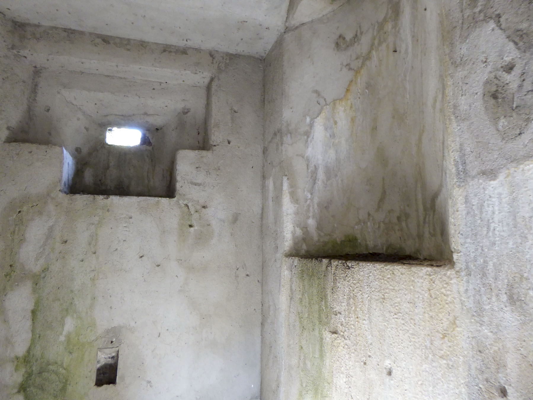 Ligne Maginot - CHATELET EST - (Blockhaus pour arme infanterie) - Le créneau vu de l'intérieur.