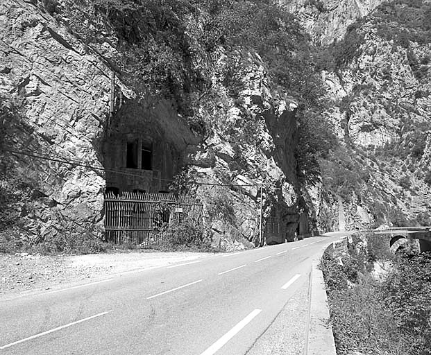Ligne Maginot - CHIUSE DE SAINT JEAN LA RIVIERE - (Casemate d'infanterie - Simple) - Vue d'enfilade de la gorge et, à gauche, de l'ouvrage prise du sud. Au fond, pont de la Vésubie.