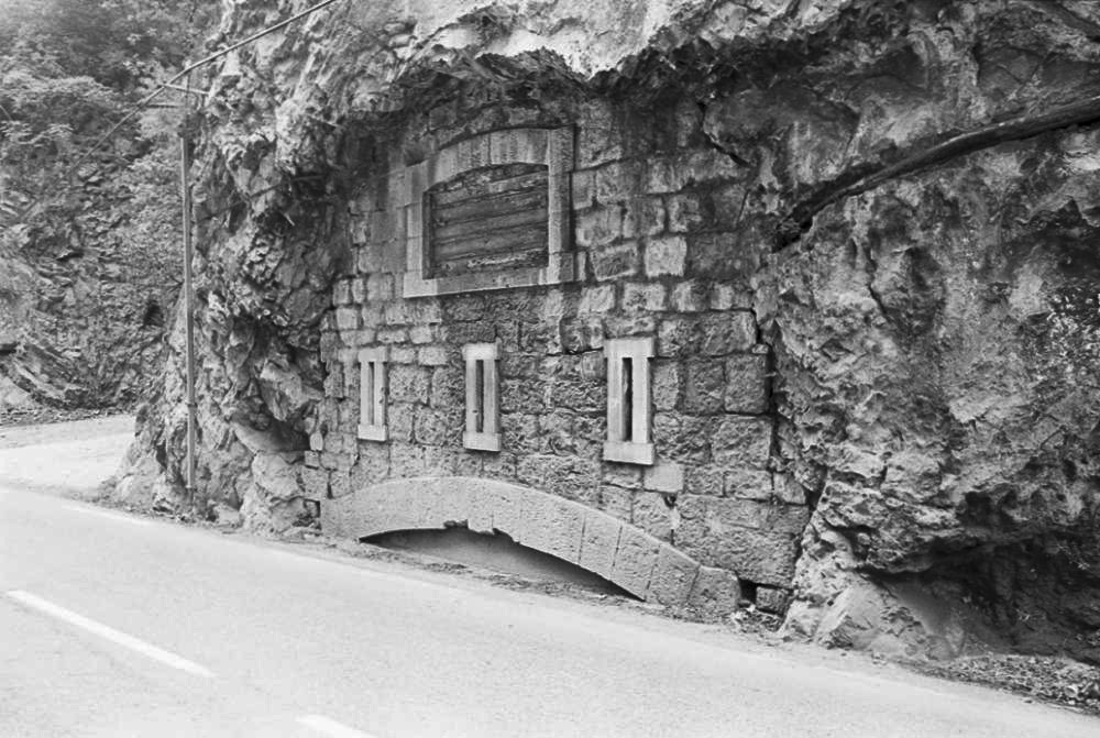 Ligne Maginot - CHIUSE DE SAINT JEAN LA RIVIERE - (Casemate d'infanterie - Simple) - Le logement du pont escamotable est encore visible au niveau de la chaussée.
