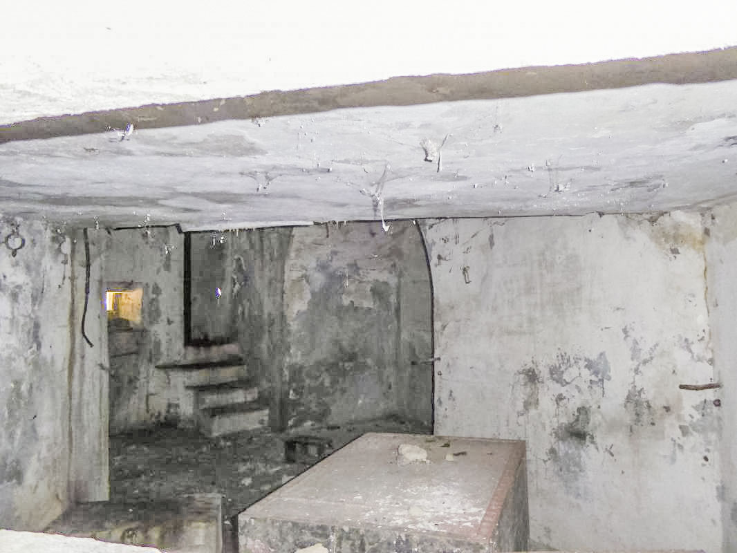 Ligne Maginot - VALABRES ANNEXE (OU SUD) (VA) - (Blockhaus pour arme infanterie) - Au fond l'entrée et le créneau FM.