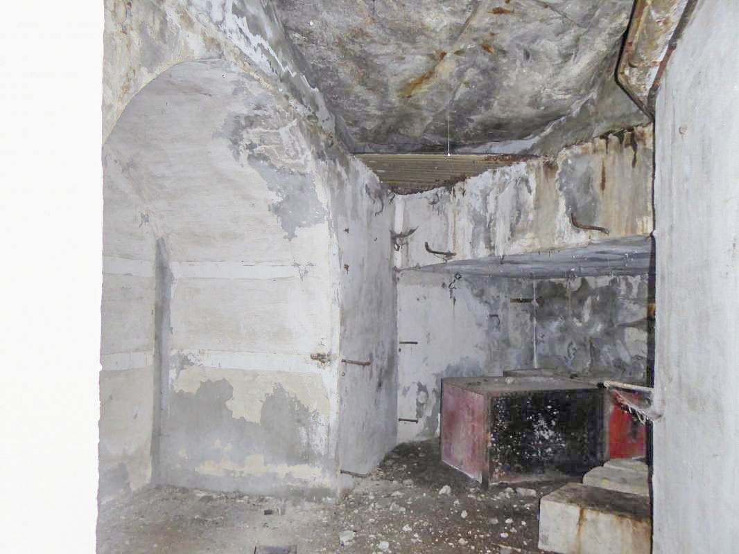 Ligne Maginot - VALABRES ANNEXE (OU SUD) (VA) - (Blockhaus pour arme infanterie) - A droite la niche à munitions, à gauche le créneau mitrailleuse.