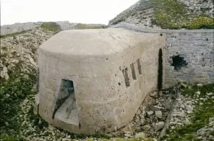 Ligne Maginot - LA FORCA (LF) - (Ouvrage d'infanterie) - La seconde caponnière, les dégâts de l'attaque de 1945 sont visibles sur le mur de parement