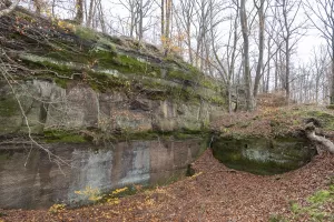 Ligne Maginot - KRAEHFELSEN - (Abri) - Un front de taille avec des traces d'aménagements (trous de boulins) à proximité de l'abri