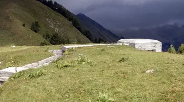 Ligne Maginot - PLAN CAVAL 1 - (Blockhaus pour arme infanterie) - La tranchée couverte reliant les blockhaus entre eux est nettement visible à l'avant plan