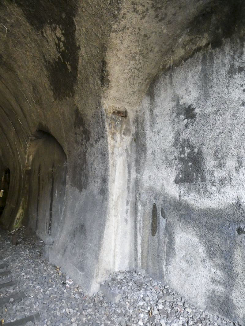 Ligne Maginot - BERGHE NORD (TUNNEL DE) - (Blockhaus pour arme infanterie) - Restes des gonds de la grille