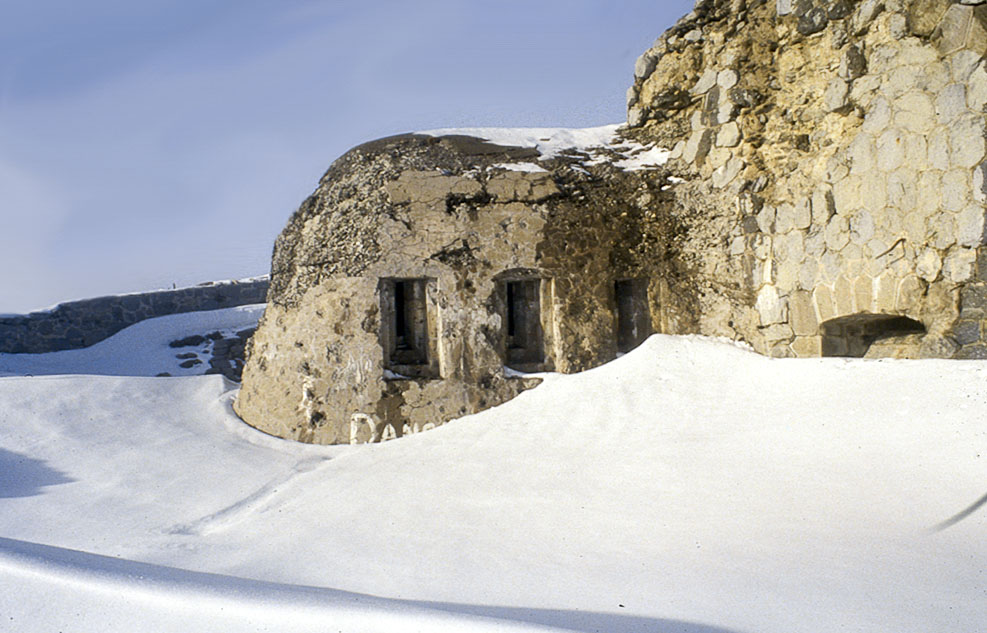 Ligne Maginot - LA FORCA (LF) - (Ouvrage d'infanterie) - La première caponnière coté entrée. Les dégâts sont ceux de l'attaque de 1945 