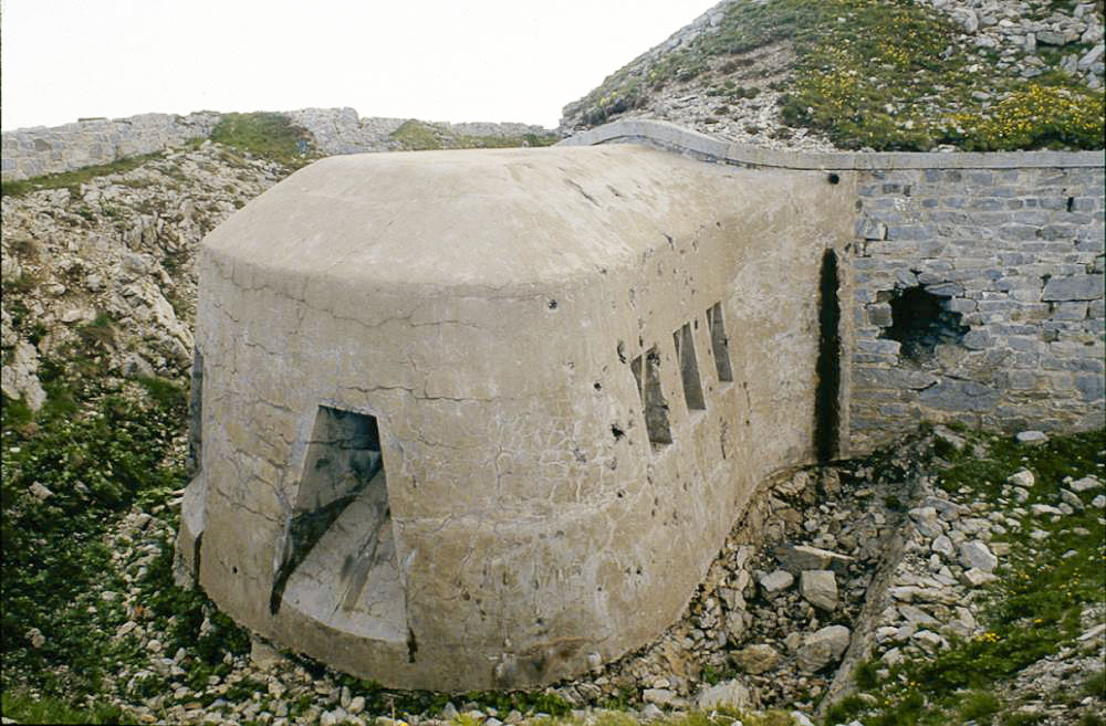 Ligne Maginot - LA FORCA (LF) - (Ouvrage d'infanterie) - La seconde caponnière, les dégâts de l'attaque de 1945 sont visibles sur le mur de parement