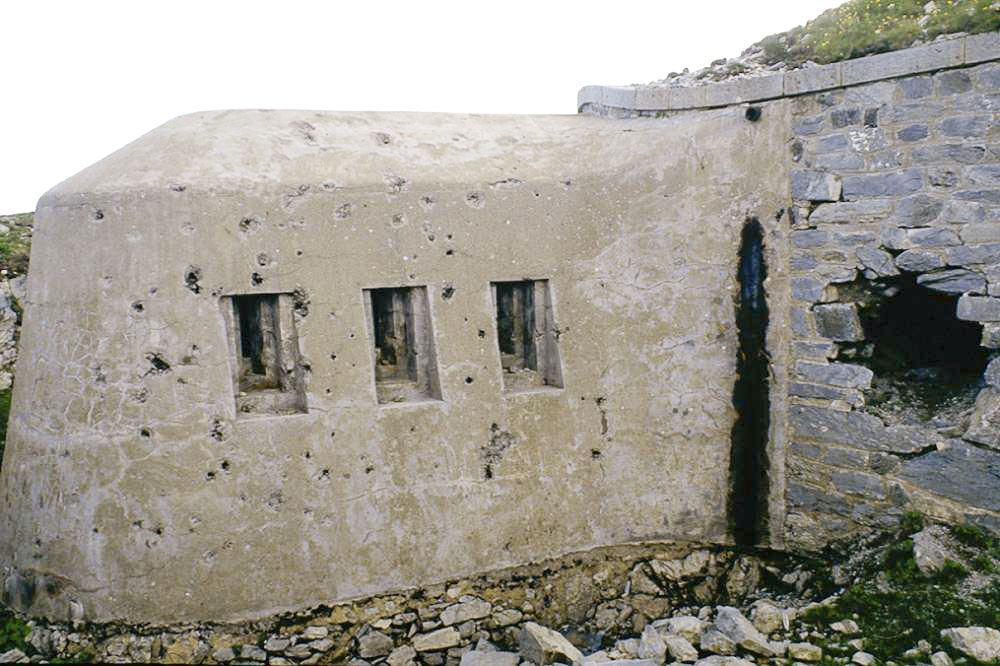 Ligne Maginot - LA FORCA (LF) - (Ouvrage d'infanterie) - La seconde caponnière, les dégâts de l'attaque de 1945 sont visibles sur le mur de parement