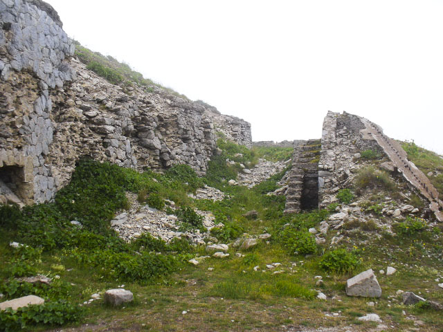 Ligne Maginot - LA FORCA (LF) - (Ouvrage d'infanterie) - Sur la gauche l'ouvrage, au centre le fossé et sur la droite, la contre-escarpe puis les restes de la grille de défense (ferraillée dans les années 50). Le terrain porte les stigmates des combats d'Avril 1945