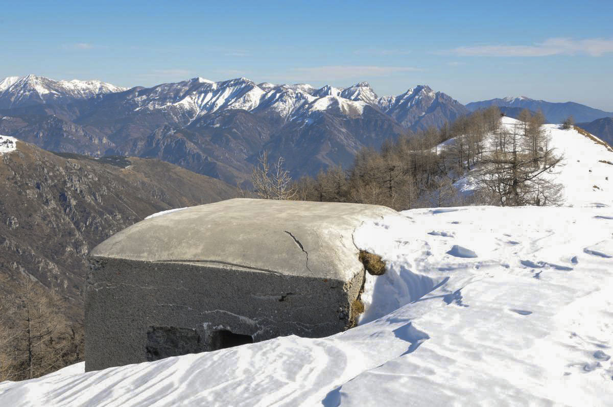 Ligne Maginot - PLAN CAVAL 2 - (Blockhaus pour arme infanterie) - Tout au fond sur la ligne de crête, on aperçoit aussi la cloche du bloc 5 de l'ouvrage d'artillerie de Plan Caval