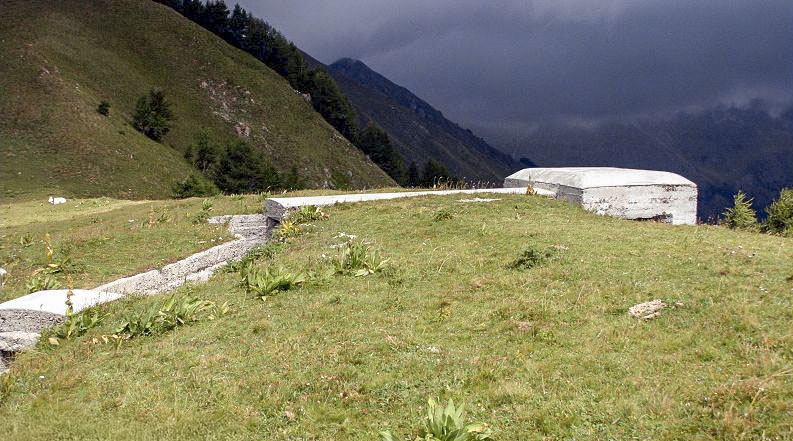 Ligne Maginot - PLAN CAVAL 1 - (Blockhaus pour arme infanterie) - La tranchée couverte reliant les blockhaus entre eux est nettement visible à l'avant plan
