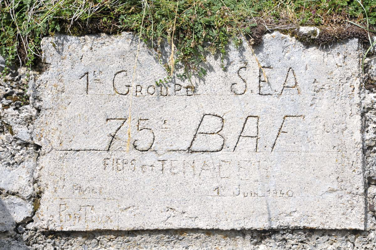 Ligne Maginot - POINTE DES TROIS COMMUNES  (PTC) - (Blockhaus pour arme infanterie) - Plaque apposée par le 1° Groupe (est-ce le groupe Tschann?) de la S.E.S. du 75° BAF (celle qui aura 14 jours plus tard le premier tué du front, l'alpin Rigot) dans la paroi d'une cuve ou cache de munitions à 220m au sud-est de la Redoute, portant la devise: 'Fiers et tenaces'.