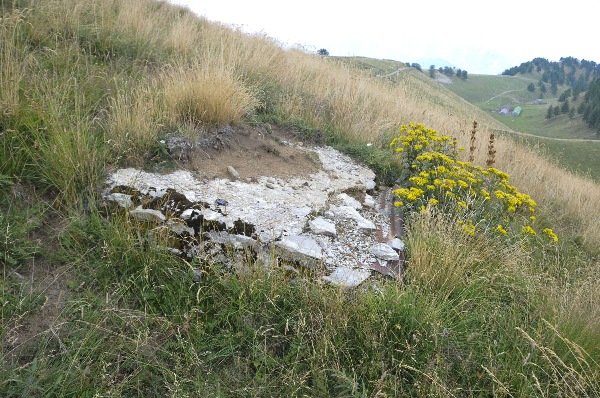 Ligne Maginot - POINTE DES TROIS COMMUNES  (PTC) - (Blockhaus pour arme infanterie) - Le second abri.
Par dessus la tôle ondulée de son couvercle, on voit qu'on avait posé une couche de ciment. Ces cuves sont à environ 8m au-dessus de la route goudronnée, vraiment à contre-pente de la ligne de front
