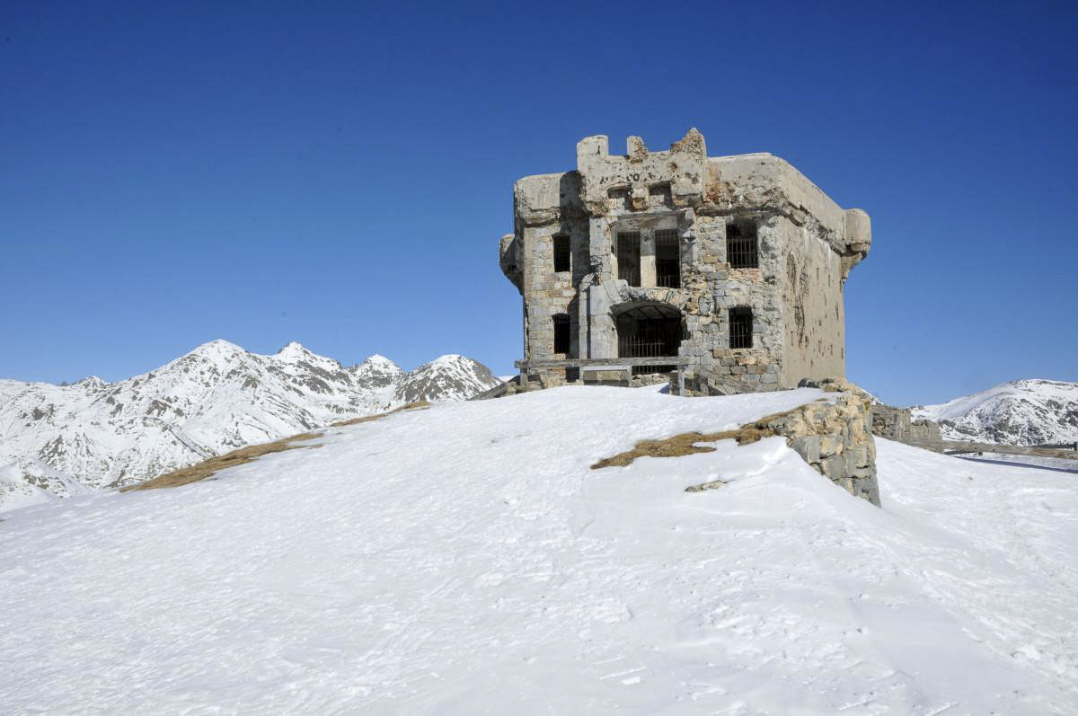 Ligne Maginot - POINTE DES TROIS COMMUNES (PTC) - (Blockhaus pour arme infanterie) - La façade Sud est la plus fréquemment  photographiée. Le capitaine Dautheville l'a faite moins renforcée en béton que la nord (seule exposée aux tirs italiens)