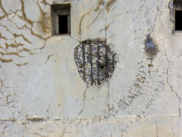 Ligne Maginot - POINTE DES TROIS COMMUNES (PTC) - (Blockhaus pour arme infanterie) - Gros plan sur l'impact de la photo précédente