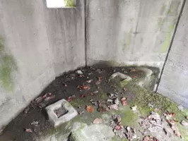 Ligne Maginot - REISWEG 2 - (Blockhaus pour arme infanterie) - Les plots pour le bloquage des pieds du trépied de la mitrailleuse.