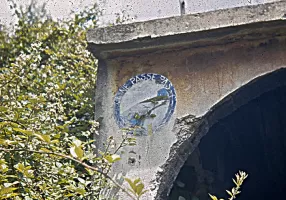 Ligne Maginot - COL DE BROUIS - (Casernement) - La peinture murale sur le petit bâtiment 'conciergerie' peu avant d'arriver au bloc d'entrée.