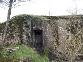 Ligne Maginot - GUISING 2 (AVANT POSTE) - (Blockhaus pour arme infanterie) - L'entrée est protégée à gauche par un mur en moellons.
