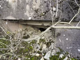 Ligne Maginot - GUISING 1 (AVANT POSTE) - (Blockhaus pour arme infanterie) - Le créneau de flanquement vers la gauche.