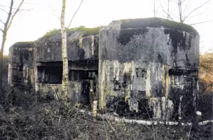 Ligne Maginot - OPALE - (Blockhaus lourd type STG / STG-FCR - Double) - Vue des créneaux Est et le créneau d'observation 