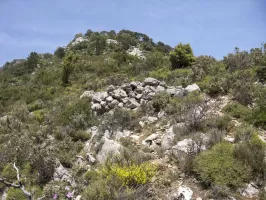 Ligne Maginot - COL DE LA TORRE - (Cuve pour arme d'infanterie) - Emplacement pour armes d'infanterie en pierres sèches.