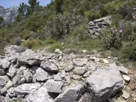 Ligne Maginot - COL DE LA TORRE - (Cuve pour arme d'infanterie) - Emplacement pour armes d'infanterie en pierres sèches.