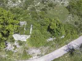 Ligne Maginot - COL DE SEGRA 3 - (Cuve pour arme d'infanterie) - La cuve a droite sous l'arbre