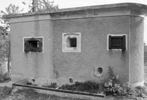 Ligne Maginot - COUPIERE - (Stand de tir) - Les bacs de récupération des étuis sont nettement visibles sur cette photo