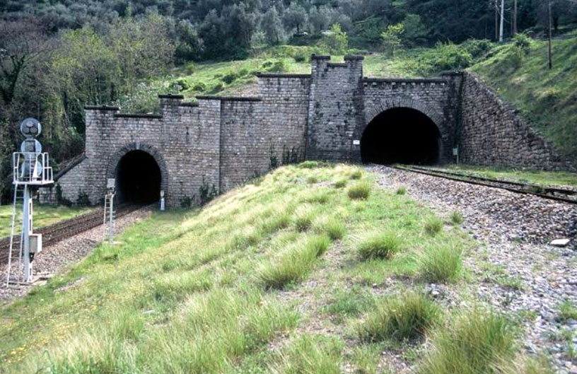Ligne Maginot - Tunnel de Gigne et Caranca - Les entrées actuelles des tunnels de Gigne (en dessous) et Carença (au dessus à droite)
Noter la disparition des dispositifs de défense