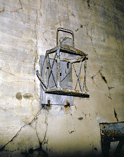 Ligne Maginot - CARANCA NORD (TUNNEL DE) - (Blockhaus pour arme infanterie) - Les vestiges d'une des lanternes utilisées pour l'éclairage des locaux