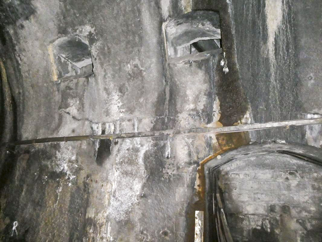 Ligne Maginot - CARANCA NORD (TUNNEL DE) - (Blockhaus pour arme infanterie) - Les créneaux dans le tunnel

