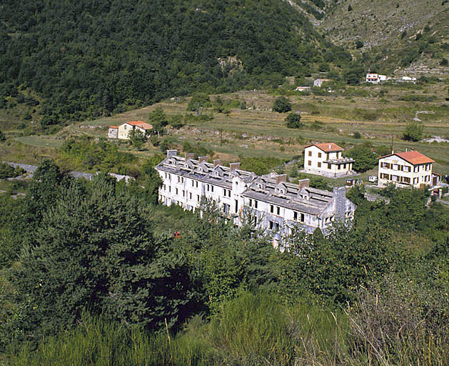 Ligne Maginot - COL DE BROUIS - (Casernement) - Ensemble du casernement de sûreté vu des dessus de l'ouvrage. Derrière, vallon de Brouis.