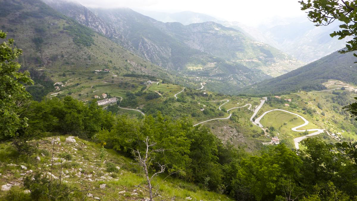 Ligne Maginot - COL DE BROUIS - (Casernement) - Le casernement et le Col de Brouis vue du Monte Grosso