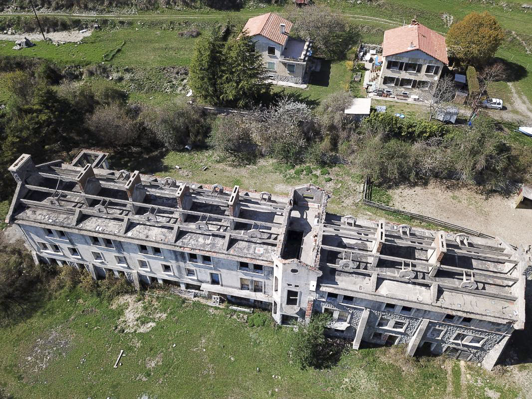 Ligne Maginot - COL DE BROUIS - (Casernement) - Les deux maisons rénovées étaient les logements pour officiers.