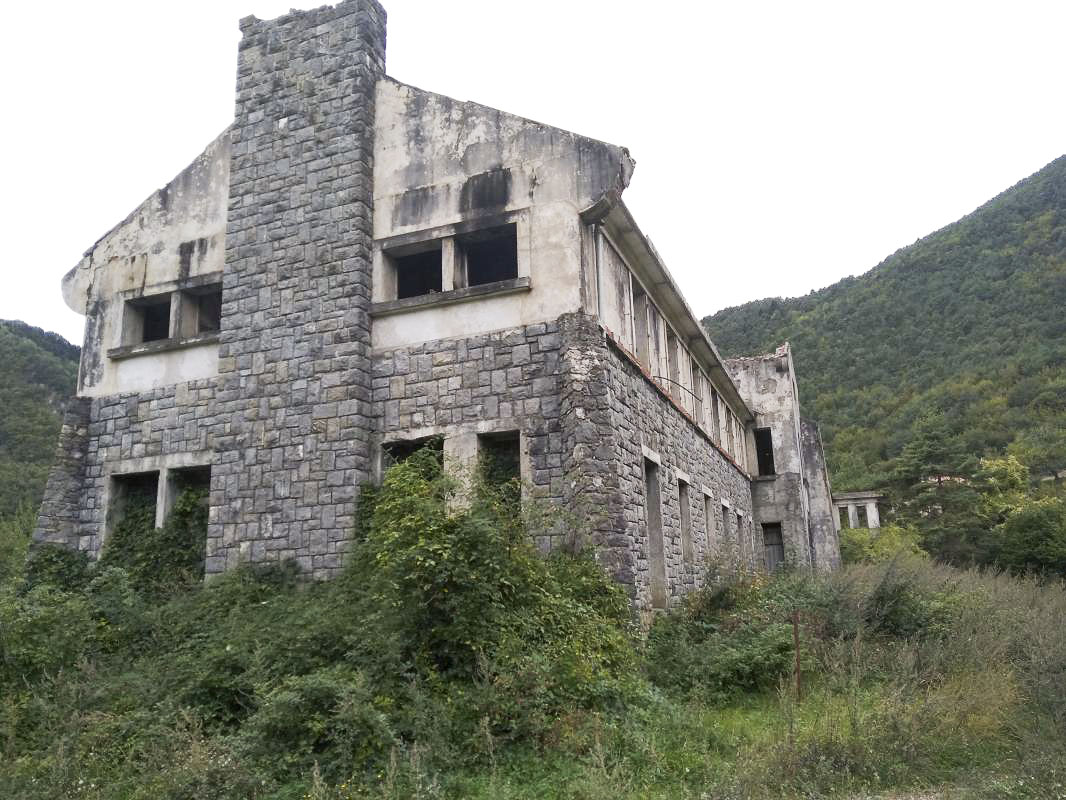 Ligne Maginot - COL DE BROUIS - (Casernement) - Coté droit du bâtiment