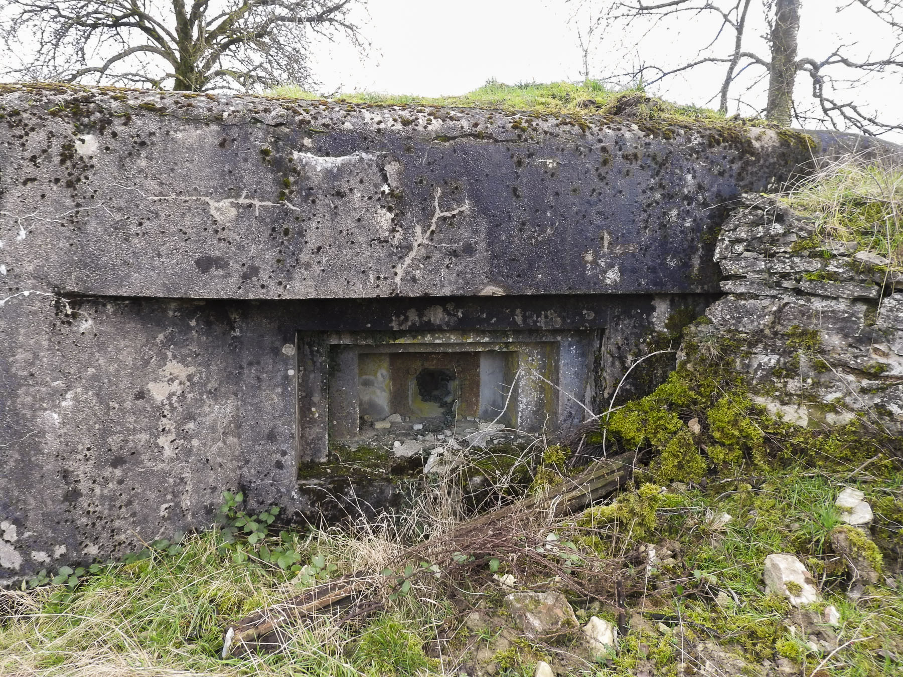 Ligne Maginot - GUISING 2 (AVANT POSTE) - (Blockhaus pour arme infanterie) - Le créneau pour FM de flanquement à gauche.