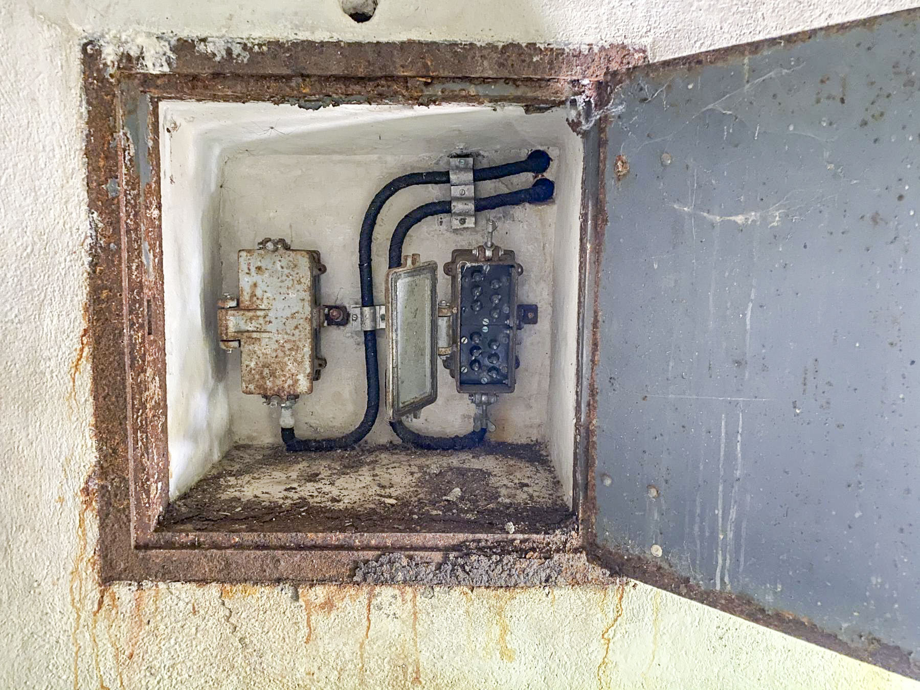 Ligne Maginot - COL SAINT JEAN - (Chambre de coupure) - Les boîtiers de raccordement pour lignes  de campagne 