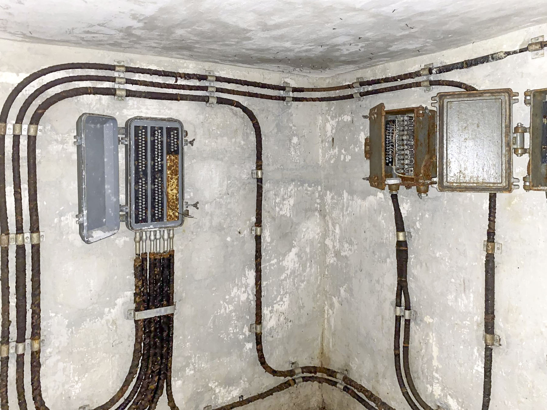 Ligne Maginot - COL SAINT JEAN - (Chambre de coupure) - L’équipement de la chambre de coupure 