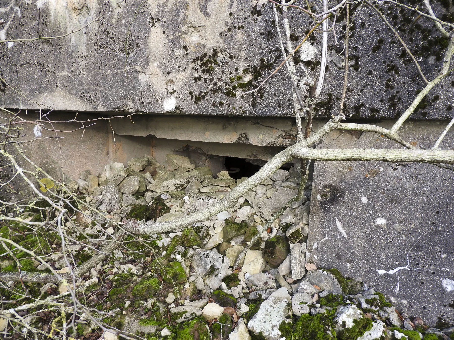Ligne Maginot - GUISING 1 (AVANT POSTE) - (Blockhaus pour arme infanterie) - Le créneau de flanquement vers la gauche.