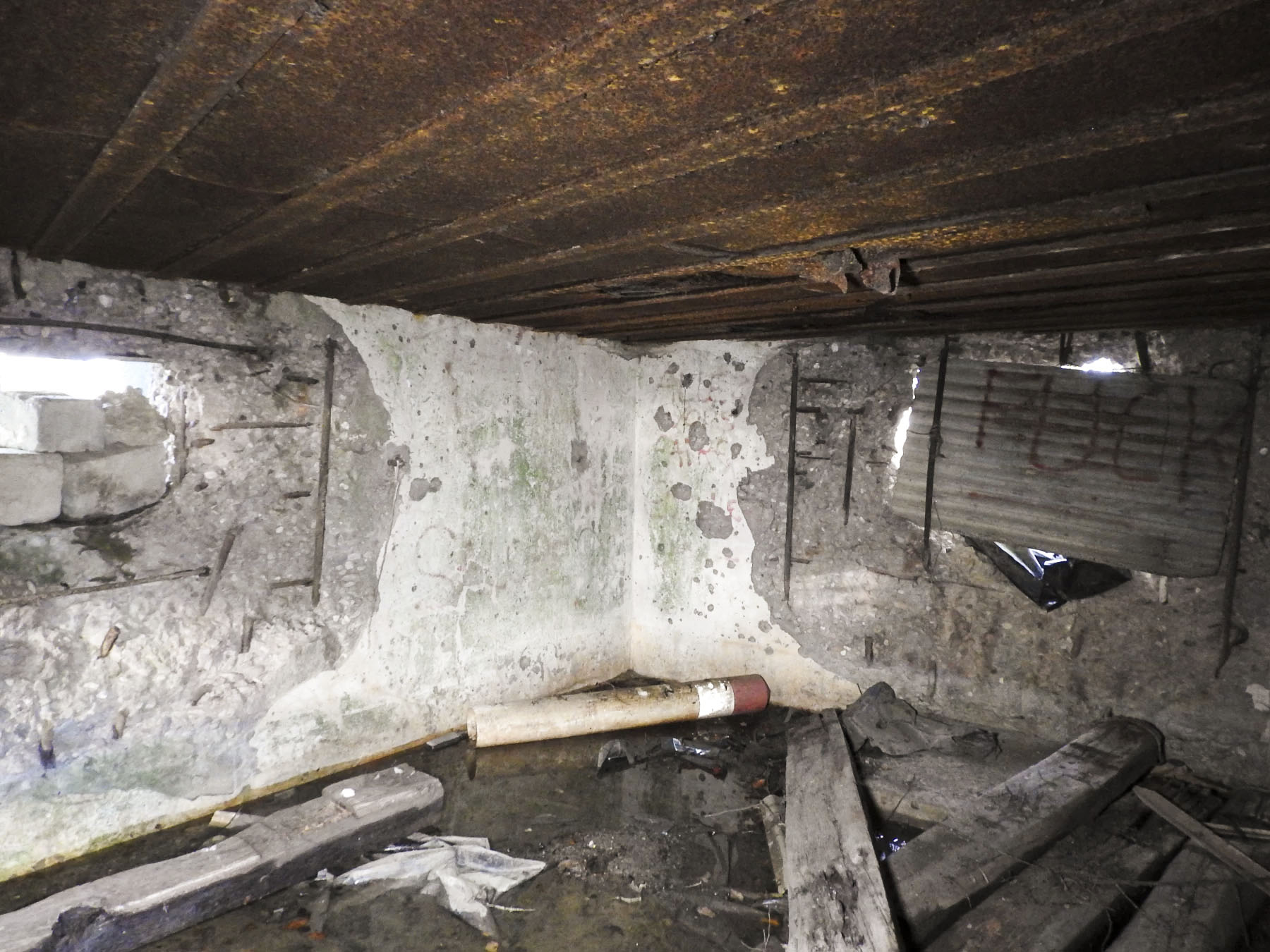 Ligne Maginot - GUISING 1 (AVANT POSTE) - (Blockhaus pour arme infanterie) - L'intérieur du blockhaus.
Les trémies ont été retirées.