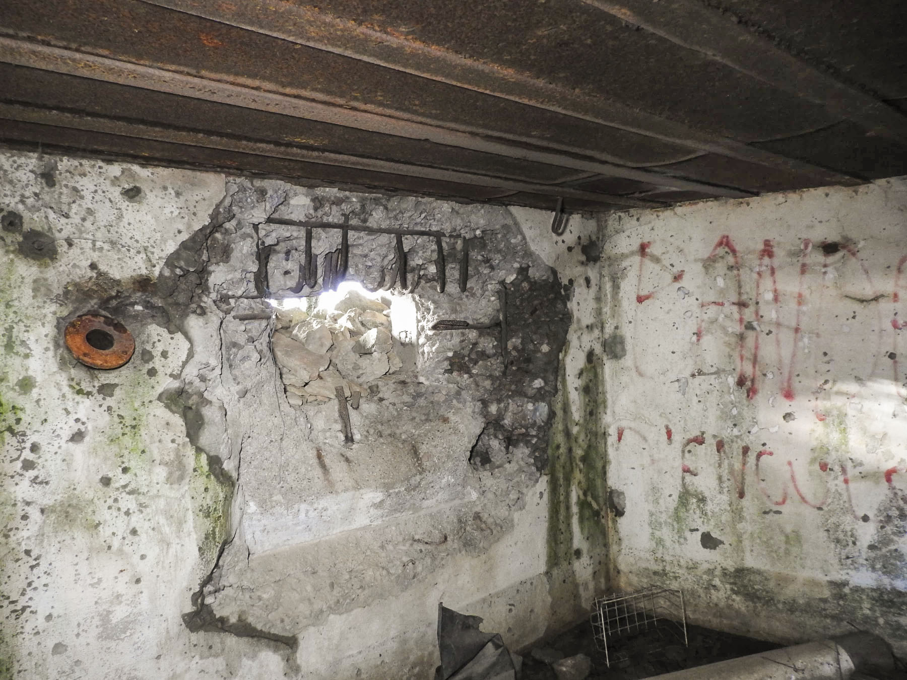 Ligne Maginot - GUISING 1 (AVANT POSTE) - (Blockhaus pour arme infanterie) - Le créneaux d'action vers la gauche.