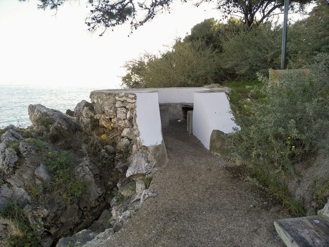Ligne Maginot - CAP MARTIN NORD - (Cuve pour arme d'infanterie) - De la peinture blanche a été ragoûté 