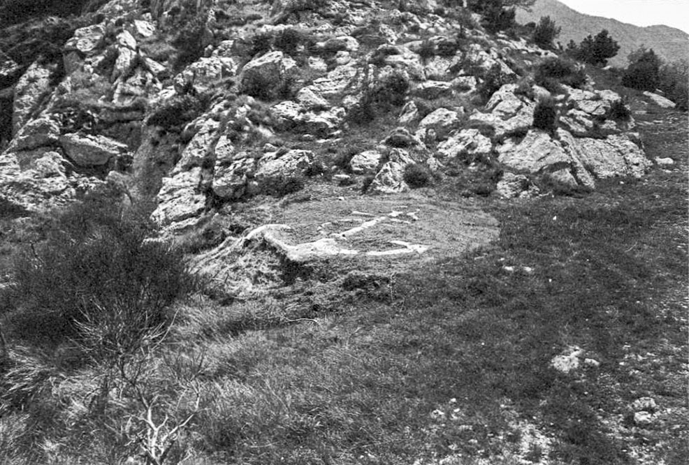 Ligne Maginot - COL DE VERROUX - (Casernement) - La stèle des Tirailleurs Sénégalais dans sa position d'origine