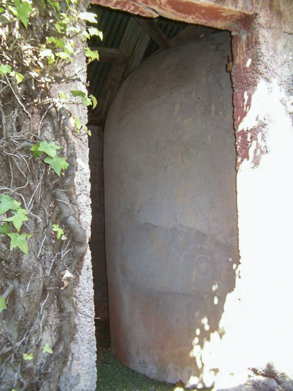 Ligne Maginot - CONCOURS HIPPIQUE - (Blockhaus pour arme infanterie) - Caché dans un petit bâtiment en briques au fond d'une propriété privée.