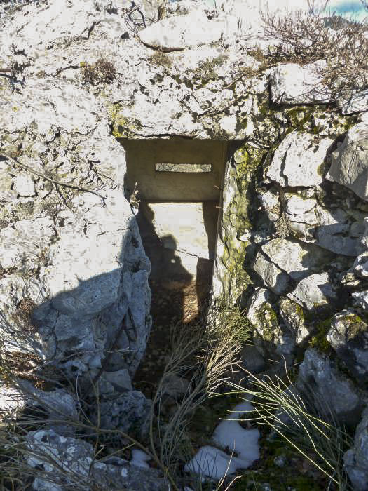 Ligne Maginot - COTE 942 NORD 1 - (Observatoire d'infanterie) - Poste d'observation en pierre qui se trouve à moins de 10 m du blockhaus O49