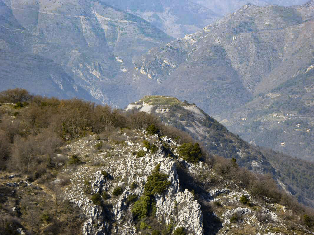 Ligne Maginot - COTE 942 SUD - (Observatoire d'infanterie) - L'observatoire au centre et le Barbonnet au fond