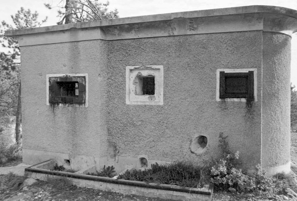 Ligne Maginot - COUPIERE - (Stand de tir) - Les bacs de récupération des étuis sont nettement visibles sur cette photo