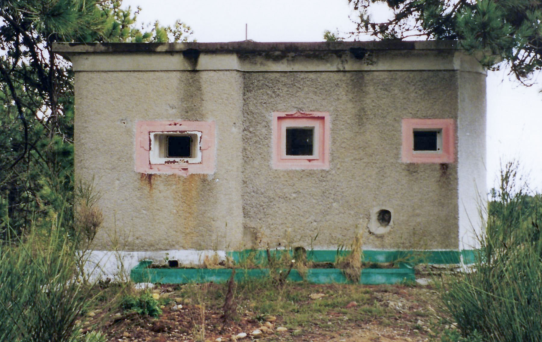 Ligne Maginot - COUPIERE - (Stand de tir) - Le stand vers les années 80/90.
A l'époque les créneaux et le réceptacle des douilles étaient soulignés de couleurs originales.