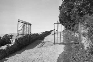 Ligne Maginot - MONT CHAUVE D'ASPREMONT - (Central téléphonique isolé) - La grille sur la route d'accès au fort