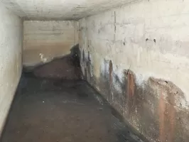 Ligne Maginot - HANAU CENTRE 2 - (PC de Sous-Quartier) - L'intérieur de l'abri.
On remarque une deuxième entrée au fond remblayée.